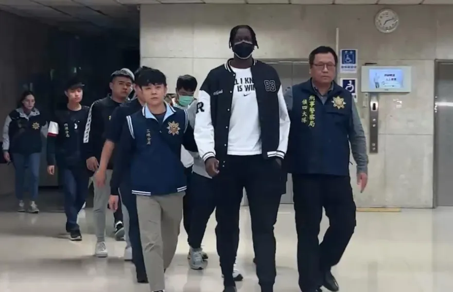 快訊/台籃假球風暴眾涉嫌人離開刑事局被帶往士檢    球星斑霸、柯旻豪及組頭也在列