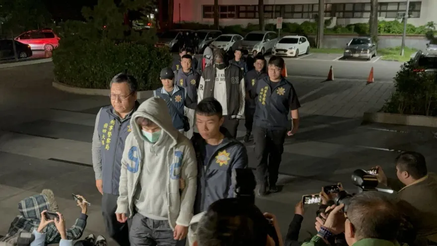 快訊/台籃假球風暴12涉嫌人晚間抵士檢！12車分2波送來    檢察官訊問中