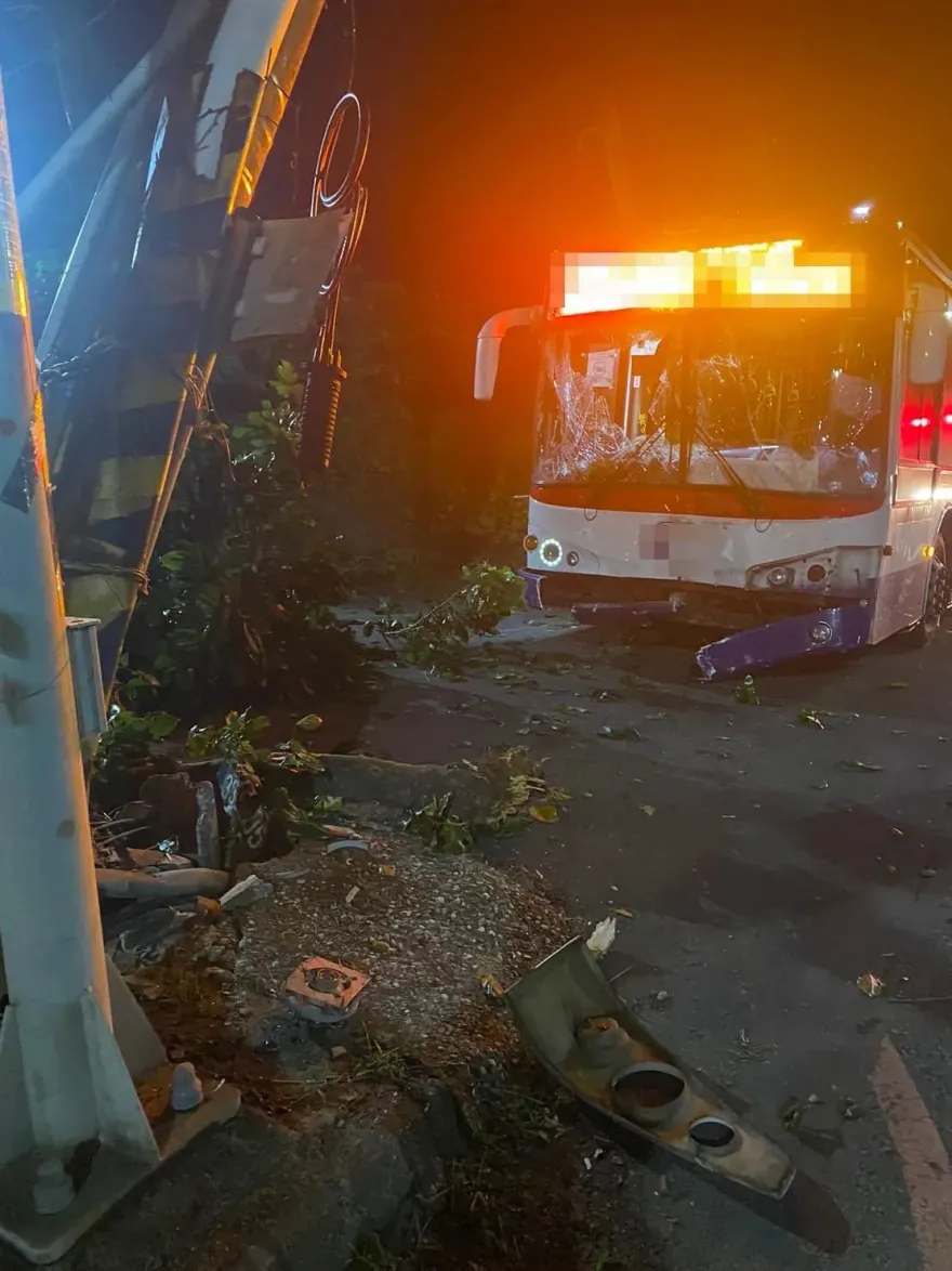 影/疑精神不濟！淡水公車滿載40餘乘客　司機先撞機車再撞電桿