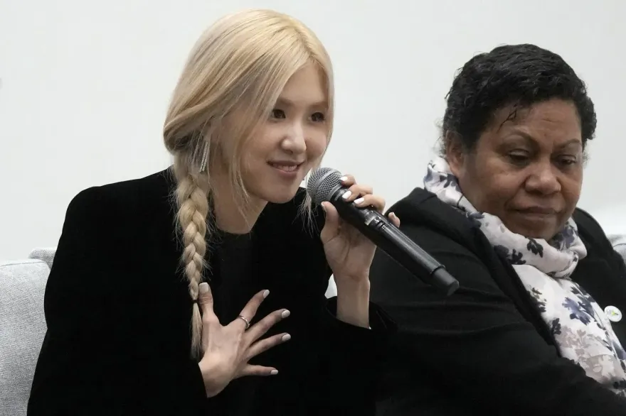 BLACKPINK成員Rosé出席APEC峰會元首配偶活動　分享自身經歷盼正視心理健康
