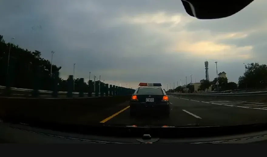 影/警車國道3號當「路隊長」龜速行駛！後車駕駛不滿擋道投訴　警方解釋了