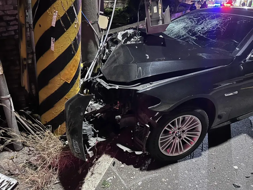 影/撞到718戶大停電！彰化酒駕男開BMW撞斷電桿　車頭全毀疑腦震盪