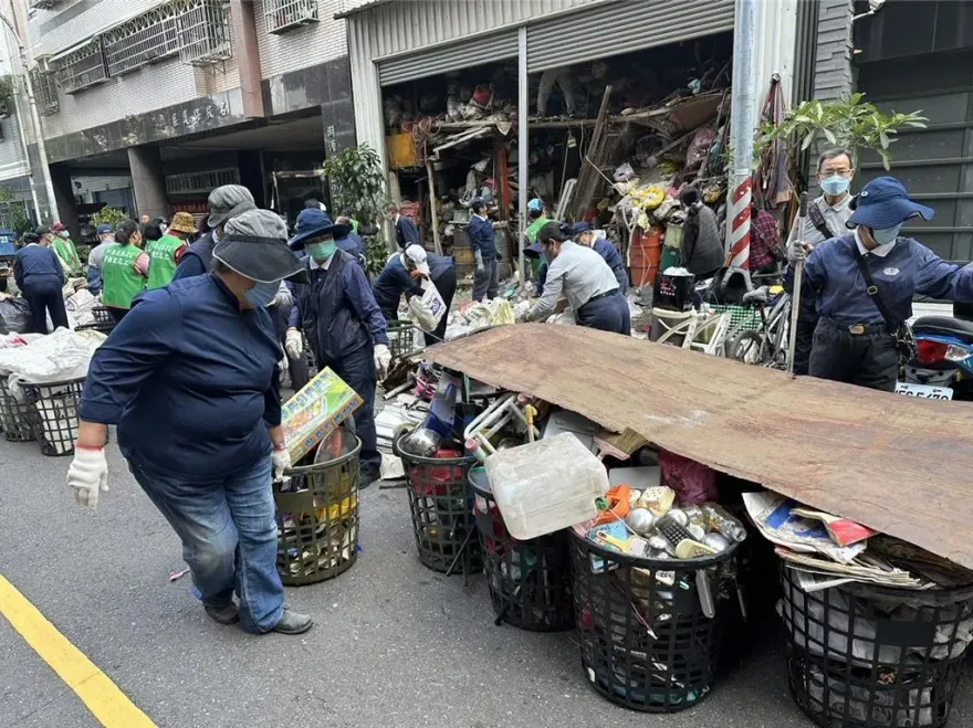 影/高雄再現「垃圾屋」！蟑鼠逃竄清出20噸雜物　估一周清除完畢