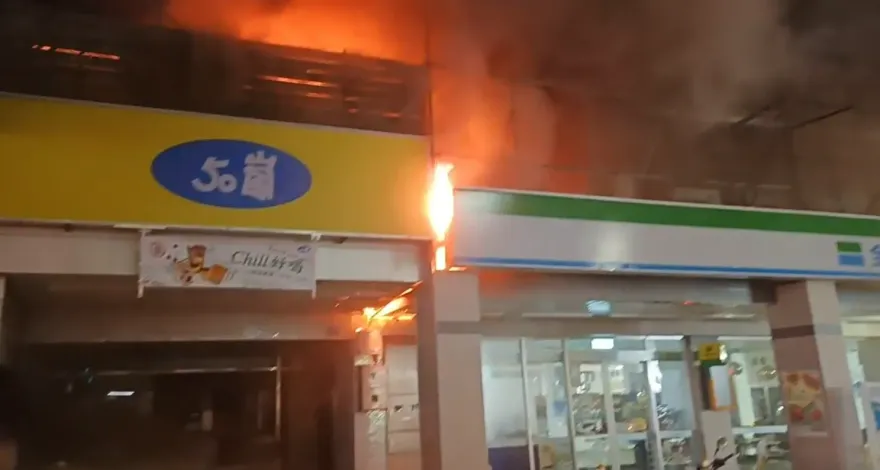 快訊/嘉義市友愛路全家超商頂樓火警！現場濃煙密布　火勢已撲滅