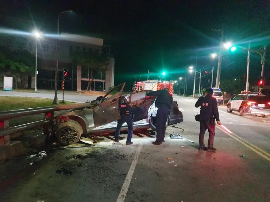 快訊/高雄大寮嚴重車禍！賓士失控自撞護欄「車頭全毀零件散」駕駛OHCA送醫不治