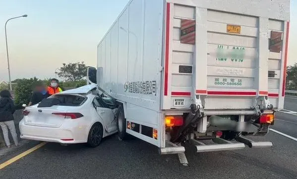 快訊／國1麻豆交流道嚴重車禍！　轎車車頭「整個撞爛」3人受傷