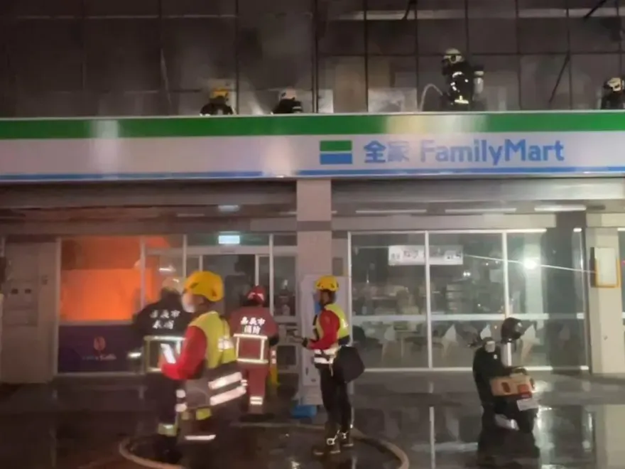 影/嘉義全家「頂樓失火」！延燒5戶4店家、隔壁50嵐全面燃燒