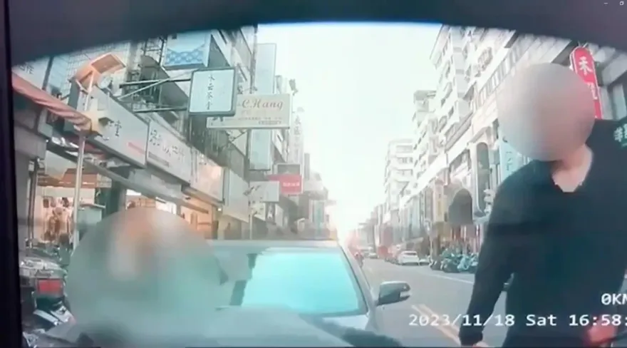 影/台中「假車禍真尋仇」？球棒隊先追撞　再把前車駕駛打到骨折