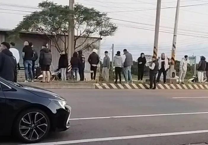 影/無畏低溫12°C！西濱湖口段清晨飆仔競速　眾人圍觀