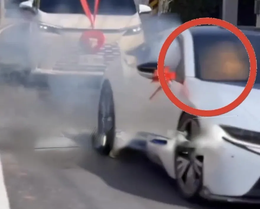 影/千萬超跑發爐片！屏東迎娶BMW i8「鞭炮車內開炸」  維修費難計