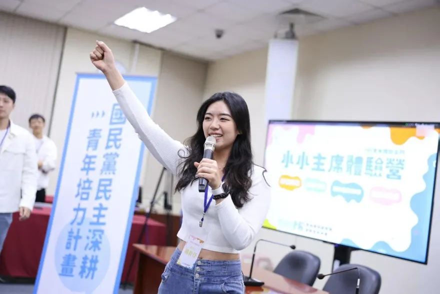 國民黨不分區「27歲美女發言人」入列！4年前就陪朱立倫拚選戰