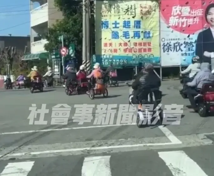 影/新竹奇景「18輛代步車隊」！還去參拜池府王爺廟　警：沒違規