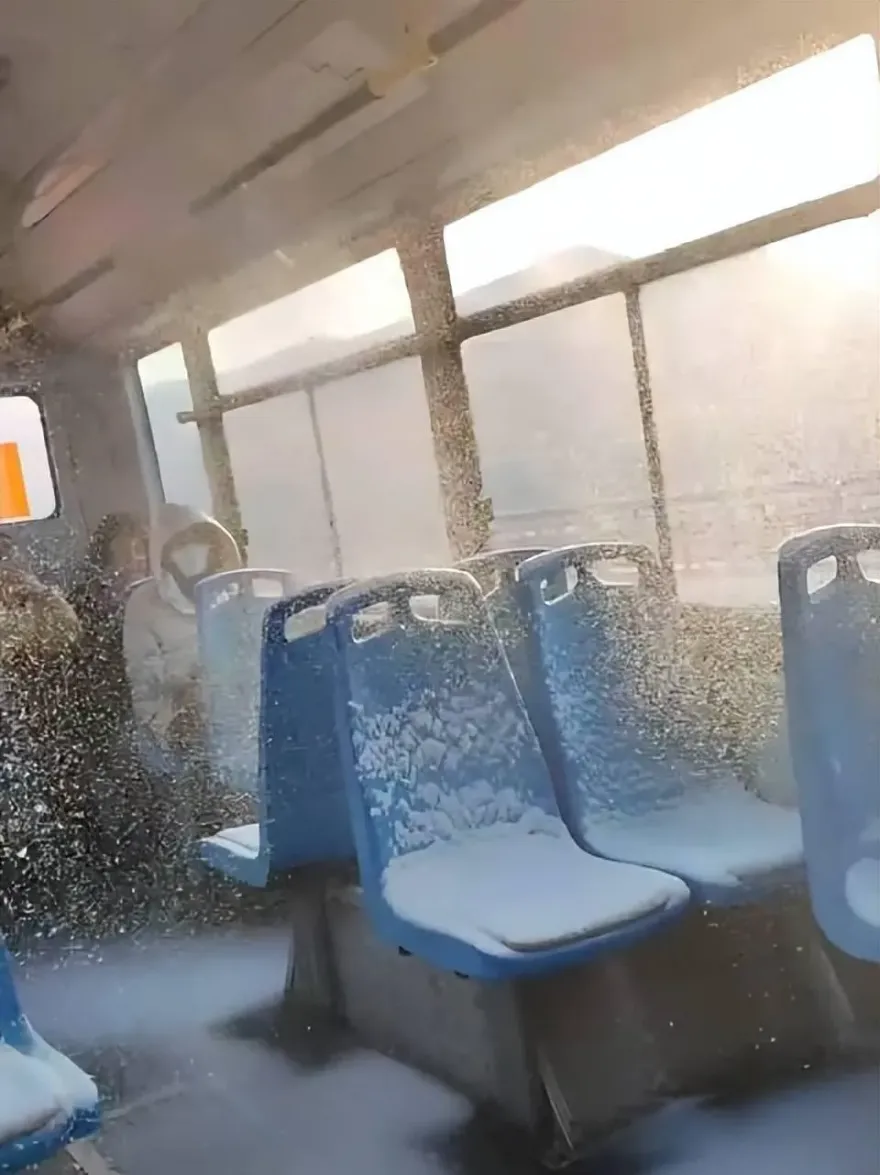 影/寒潮襲陸！積雪壓壞公車頂「雪花飄車廂」　乘客淡定：挺浪漫但有點冷