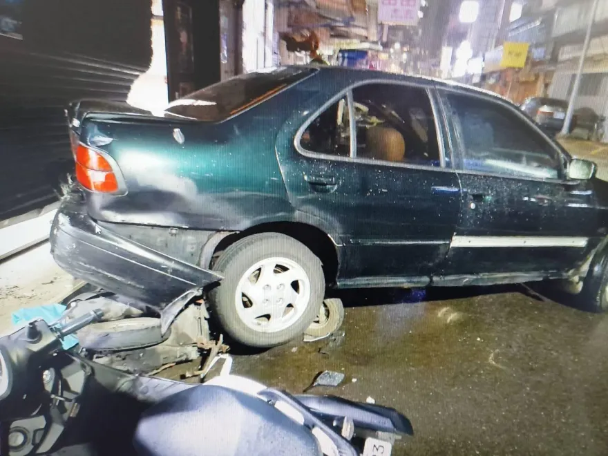 影/S型倒車！7旬翁「油門當煞車」暴衝　6秒毀11車路人急奔逃