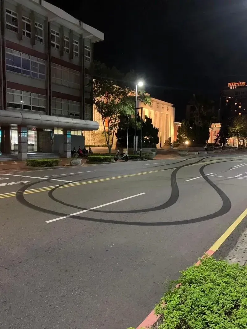 影/燒胎畫面曝！竹市議會前「甩尾燒胎痕」　車主辯：後差速器壞掉