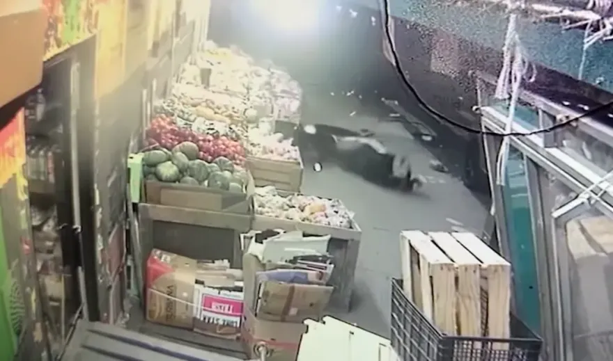 影/休旅車高速撞機車後逃逸　騎士連人帶車衝進路旁水果攤命危
