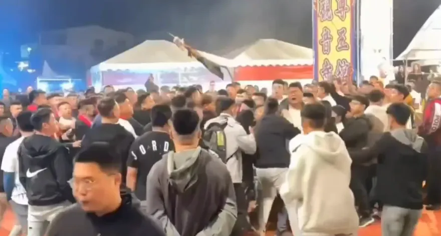 影/台南廟會大亂鬥！31歲男狂噴辣椒水　與陣頭爆發衝突畫面曝