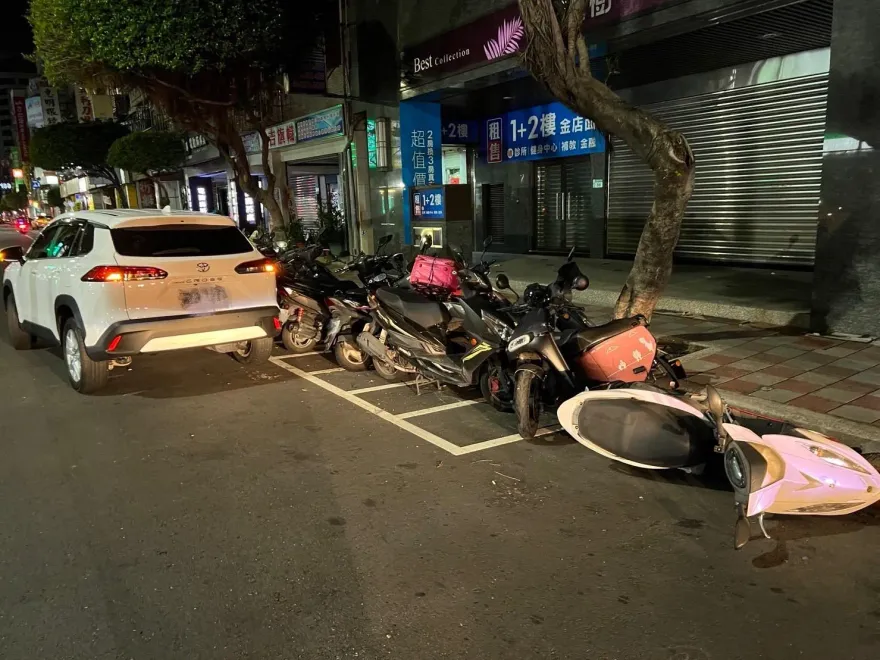 影/三重夜半驚見三寶！休旅車「斜撞」毀7機車　沒喝酒沒吃藥肇事原因仍不明