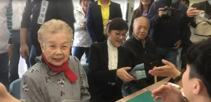 柯美蘭在父母陪同下登記參選　忘帶20萬保證金幕僚忙領錢