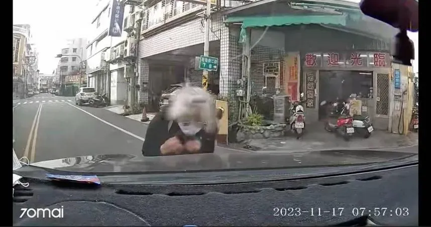 白髮婦雙手護胸「助跑」撞車！畫面曝光　釣出不少受害者：碰瓷慣犯