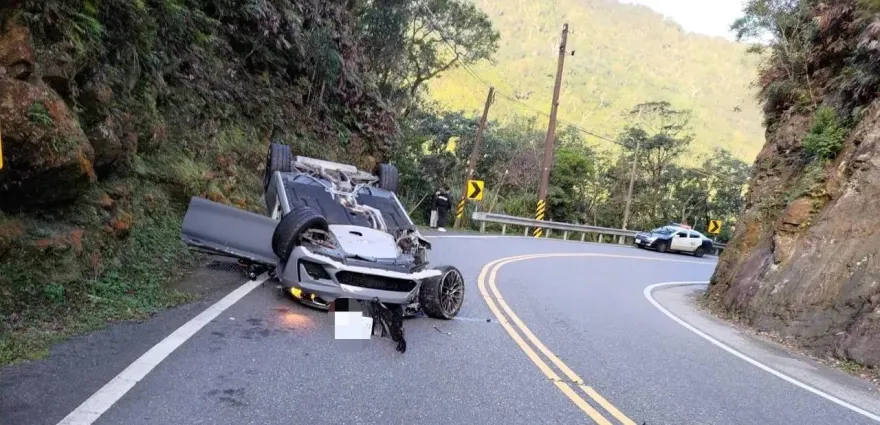 拓海差點變填海！北宜BMW過彎撞山壁翻車　駕駛離奇無傷