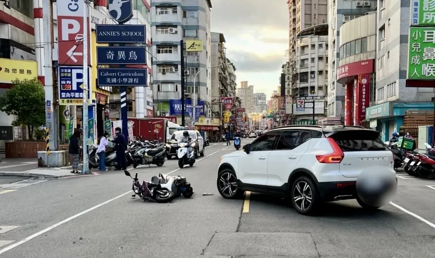 影/新莊三寶車左轉無視來車　對向機車遭擊落騎士受傷送醫