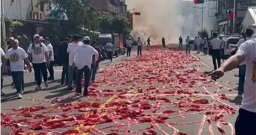 高雄左營廟會遶境驚見「鞭炮紅毯」！　濃煙瀰漫狂吞24張罰單...總金額曝