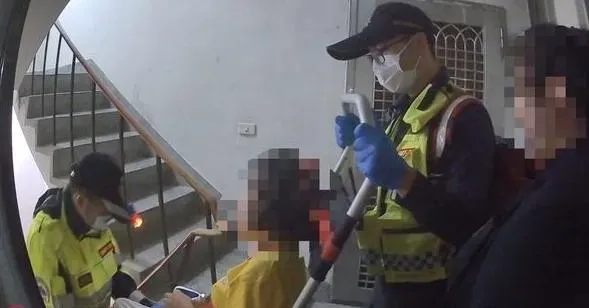 影/電話接起又掛斷！台中機靈妹子帶警衝獨居姨家　她餓昏倒地