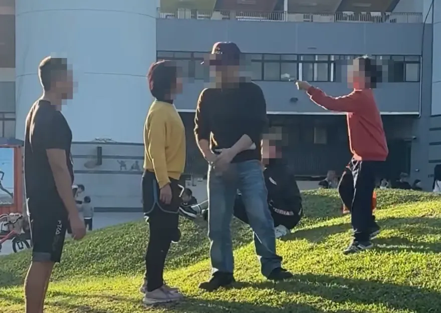 土城母子檔又出現了！轉戰板橋亮玩具槍　遭英勇男嗆聲