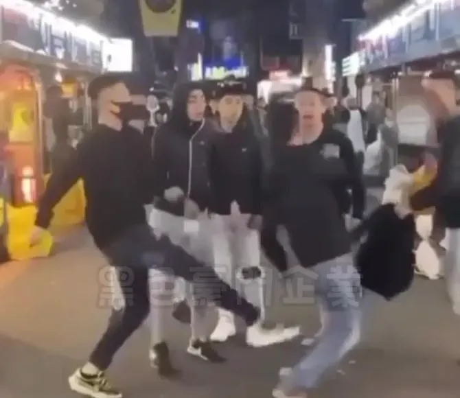 影/基隆男廟口跟18歲妹子打招呼　慘遭醋男友糾眾持刀械痛毆
