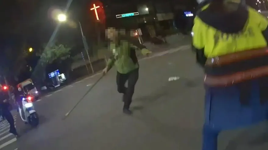 影/二師兄是你嗎？男子拿釘耙叫囂揮舞　警擊發電擊槍制伏逮人