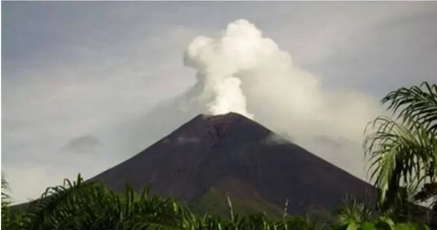巴紐火山大規模噴發！日氣象廳密切監控　憂引發海嘯