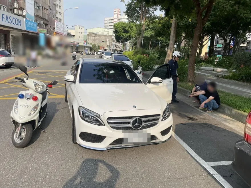 影/邊開車邊拉K！賓士男逃亡18個月拒檢狂飆　吃10萬元罰單