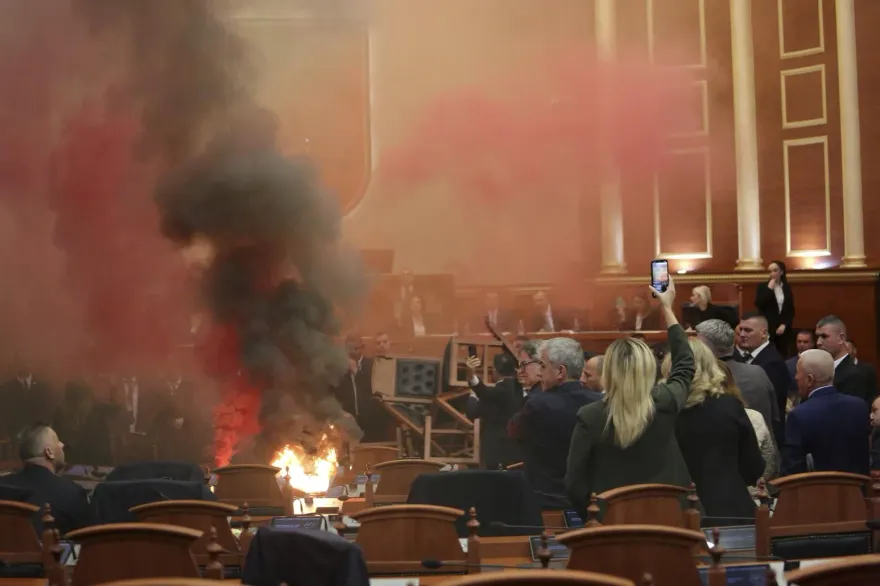 影/預算案「喬不攏」！反對黨議員怒點煙霧彈、縱火　阻止投票進行
