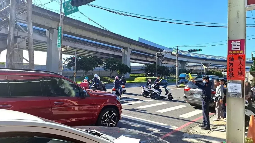 快訊/新北三重嚴重車禍！男騎士遭撞飛送醫不治