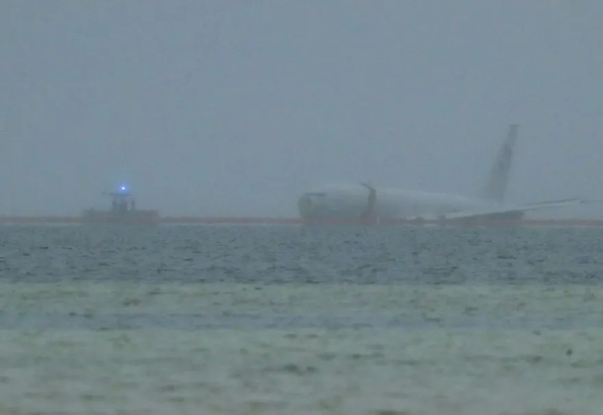 影/夏威夷美軍海上巡邏機衝出跑道落海　機上9人平安獲救