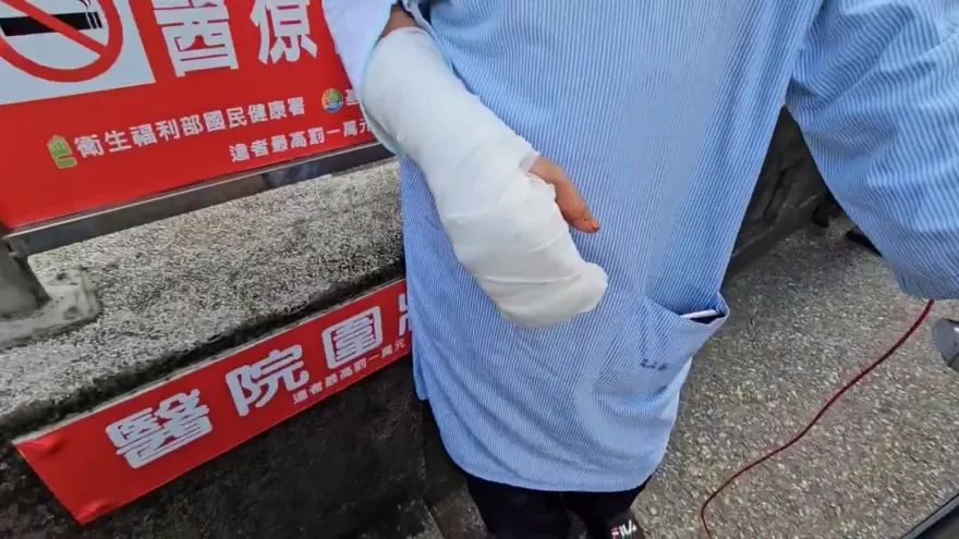 影/基隆拆違建「遭砍斷3指」！惡鄰揮刀、噴辣椒水　工頭恐殘廢