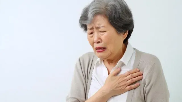 70歲婦爬兩層樓梯喘不過氣！醫：秋冬好發心絞痛　年紀大更要注意