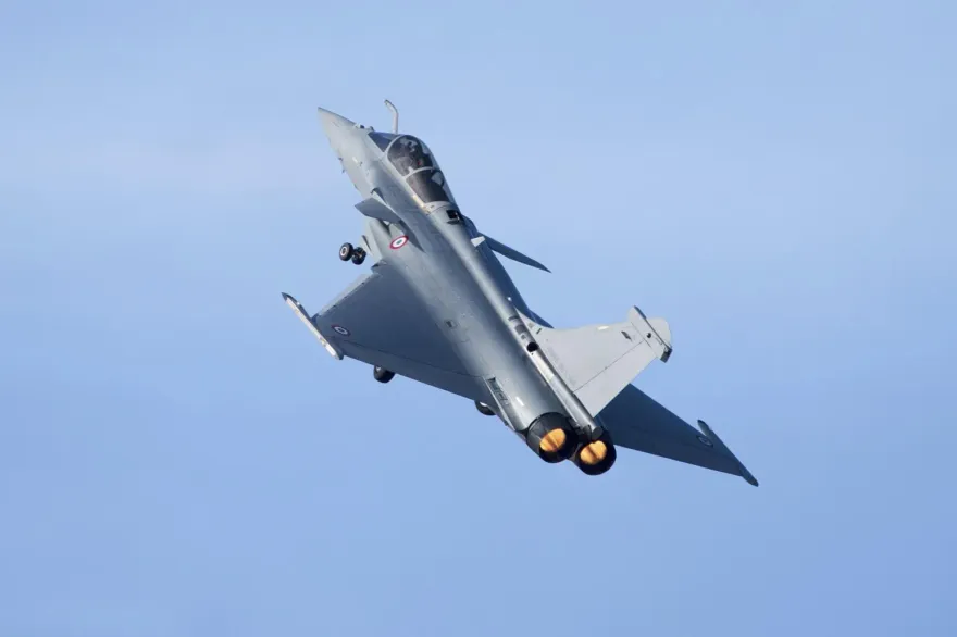 影/印度機場上空出現不明飛行物盤旋　空軍派出2戰機搜尋