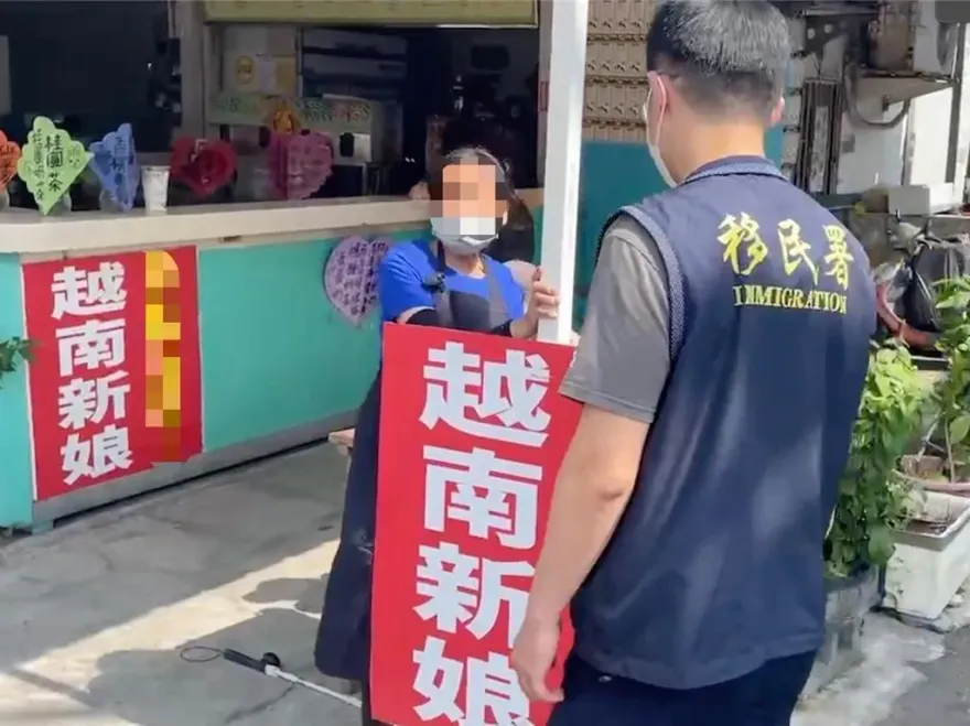 出校門秒解鎖結婚成就？高雄這「月老」挑高中門口擺越南新娘廣告師長嚇壞