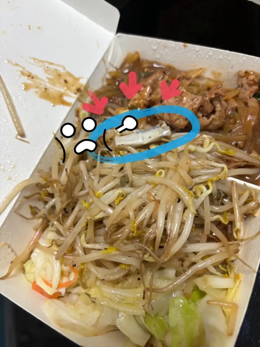 扯到爆！鐵板燒豆芽菜「驚見菸蒂」！網喊噁：吃菸灰缸的概念