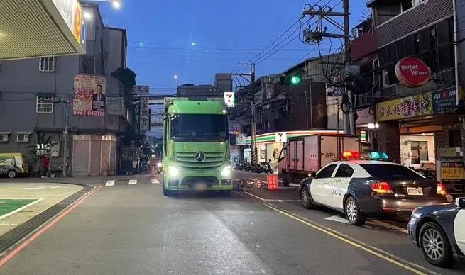 快訊/土城清晨死亡車禍！女騎士遭大貨車輾過送醫不治