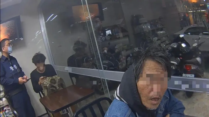 影/怪味男躲超商避寒！警到場關懷意外逮獲2通緝犯