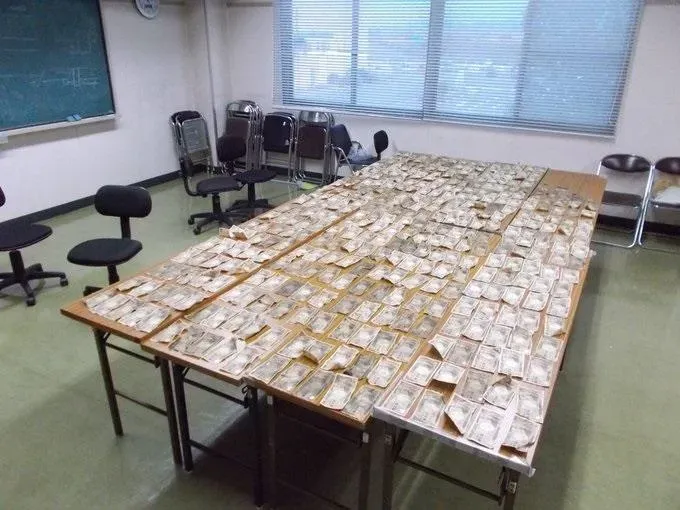 影/廣島回收廠撿到400萬日幣！員工驚：紙鈔塞滿「垃圾儲存槽口」