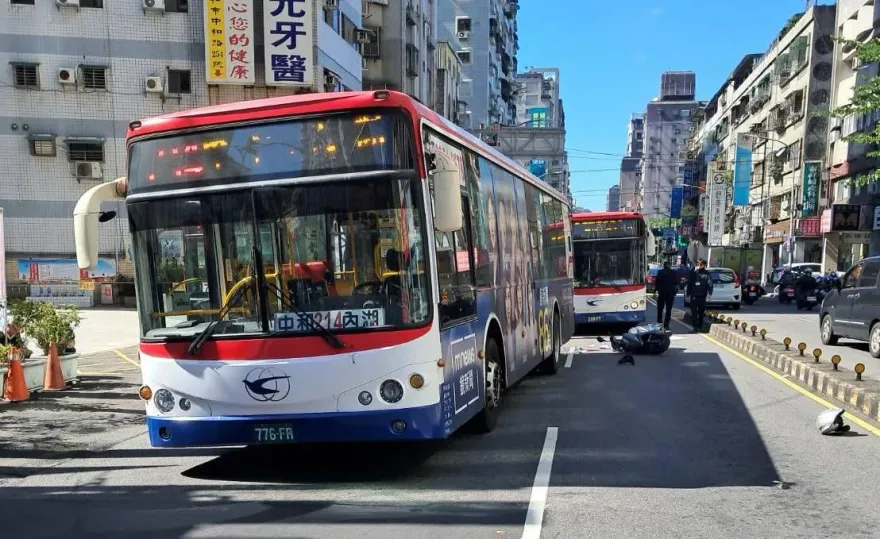 快訊/中和死亡車禍！6旬婦騎在公車旁被擦撞輾過　傷重搶救不治