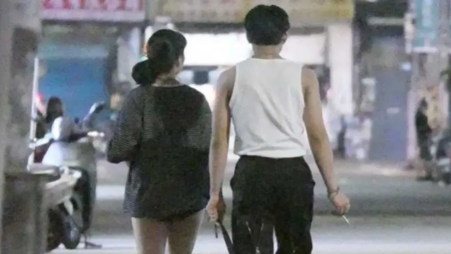 《原子少年》范庭瑜十指緊扣經紀人！大街勾手、搭肩放閃全被拍