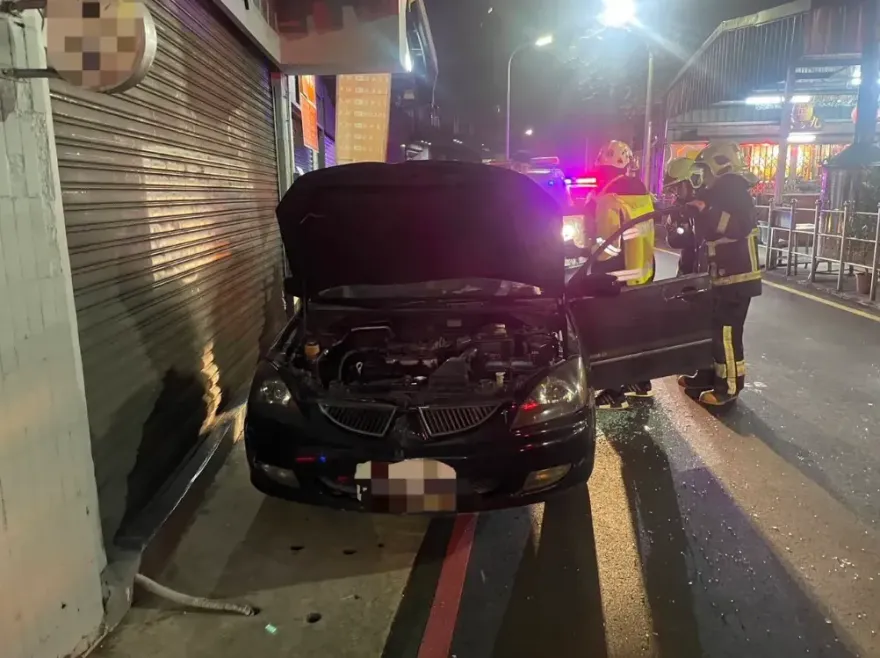 蘆洲轎車違停狂冒煙！竟是遭人砸車窗丟鞭炮　車主嚇壞「不敢報案」
