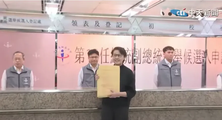 影/黃珊珊代柯文哲赴中選會領表快閃　媒體狂追推擠影片曝