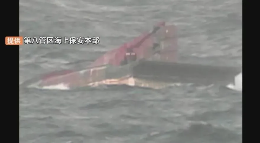 影/韓漁船深夜惡海翻覆！5獲救1失蹤「船長命危」船員站船腹待援畫面曝光