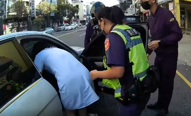 影/我太太羊水破了！上班尖峰新手爸警所大喊　暖警開道5分鐘到院順產